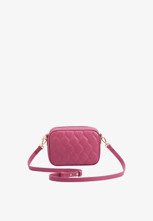 Petit sac bandoulière rectangulaire matelassé rose avec ferrures dorées et bandoulière longue réglable sur fond blanc.