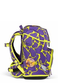 Sac à dos violet avec un motif abstrait jaune, poches latérales en mesh, bretelles rembourrées et une épingle décorative à l'avant.