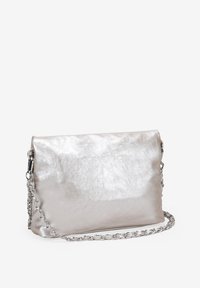 Bolso bandolera en plata metálico con textura suave, forma rectangular y cadena de strap. Cuenta con un cierre de solapa y un diseño minimalista.