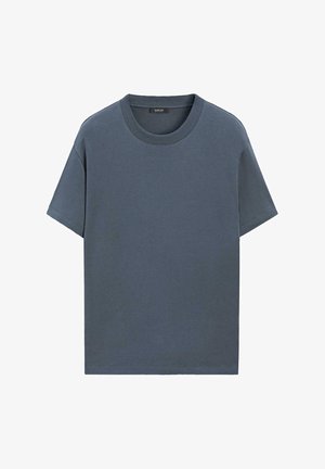 Effen donkergrijs T-shirt met korte mouwen en een ronde hals met geribbelde kraag, plat weergegeven tegen een witte achtergrond.