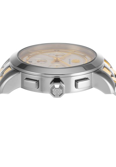 Vista lateral de reloj de acero inoxidable mostrando la corona con logotipo y dos botones, eslabones con acentos dorados en la pulsera plateada.