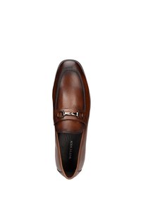 Mocassins en cuir marron avec un design perforé, mettant en valeur une boucle métallique brillante et une forme lisse et élégante.