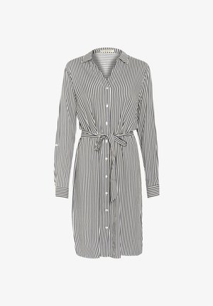 Svītrots krekla kleita tumši zilā un baltā krāsā, ar apkakli, garām piedurknēm, pogu priekšpusi un sasietu vidukli, kas ļauj pielāgot piegulšanu. Gluda auduma tekstūra.