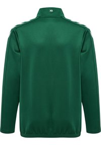 Grøn sportjakke lavet af glat polyester med høj krave, lange ærmer og hvide accentstriber på skuldrene.