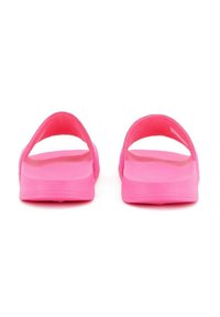Sandali in gomma rosa con finitura liscia, schiena aperta e due larghe cinghie per supporto. Suola piatta con una leggera curvatura.