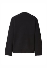 Pull en laine noir, avec une coupe décontractée, un ourlet et des poignets côtelés, et un design simple et classique. Aucun motif ni ornement visible.