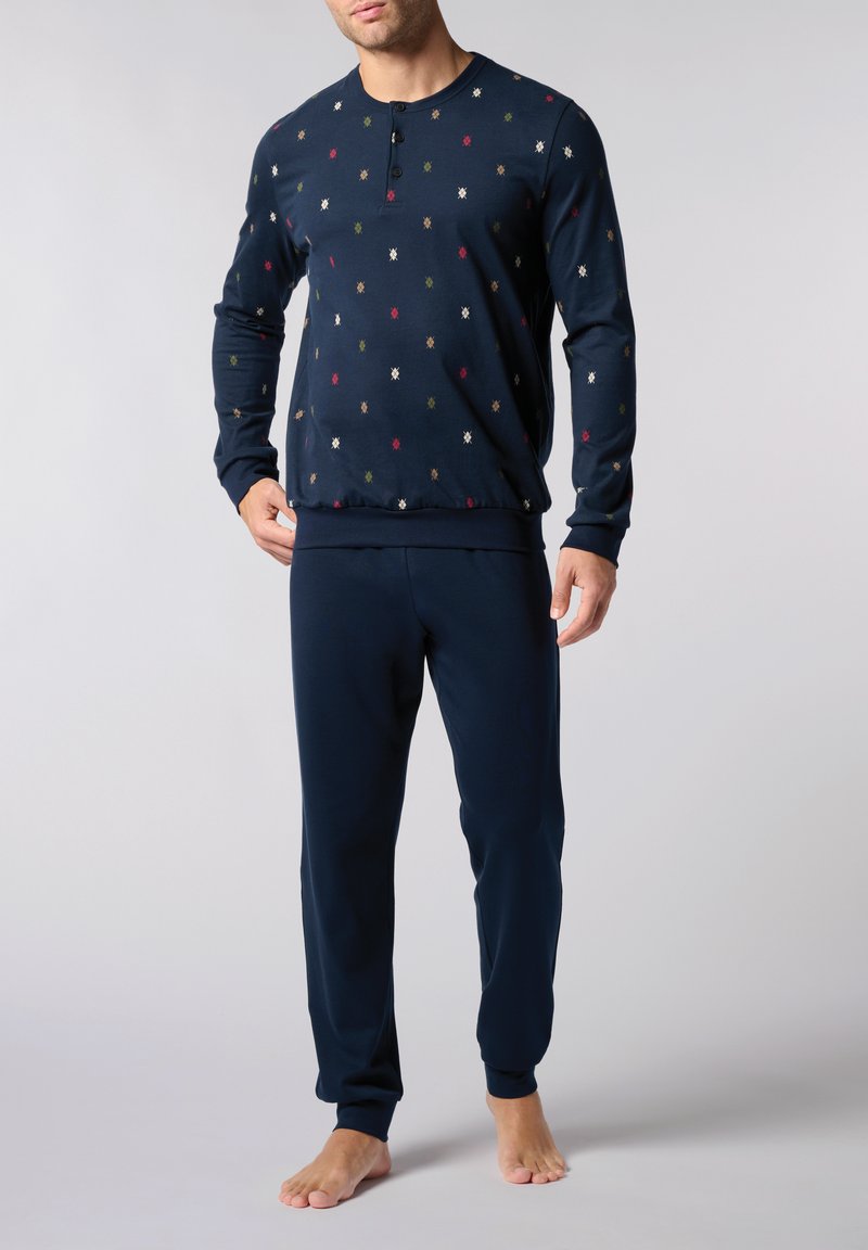 Completo pigiama navy composto da una maglietta a maniche lunghe con collo henley abbottonato e motivi multicolore disposti casualmente, abbinato a pantaloni coordinati.