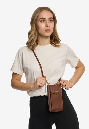 Braune, strukturiertes Leder-Umhängetasche mit verstellbarem Tragegurt und Fronttasche. Mit Reißverschluss und goldfarbenen Hardware-Akzenten.