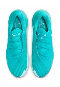 Scarpe da ginnastica turchesi con tomaia in rete testurizzata, punta arrotondata e lacci piatti. Suola bianca con branding minimale e colletto imbottito.