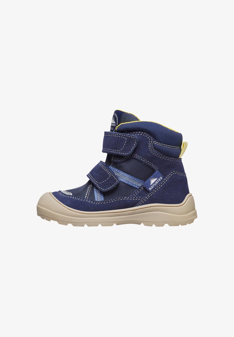 Botas infantiles azul marino con un upper de tela texturizada, dos correas de Velcro ajustables y una suela de goma beige claro. Presenta un acento amarillo.