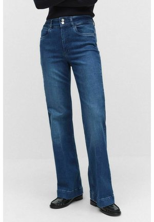 Blaue Denim-Jeans mit geradem Bein, ausgestattet mit einem Knopf- und Reißverschluss, Fronttaschen und subtilen Waschungen im Stoff.