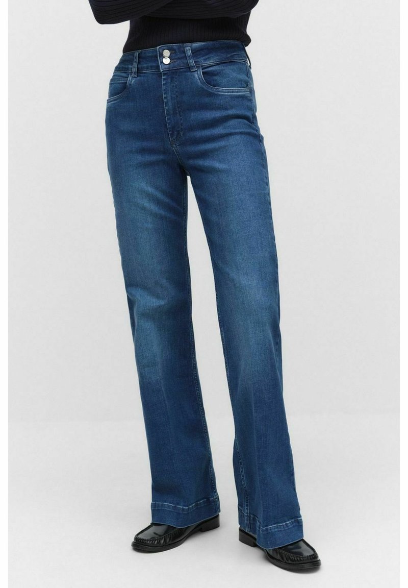 Blå denimjeans med rak benform, som har knäppning med knapp och dragkedja, framfickor och subtil blekning på tyget.