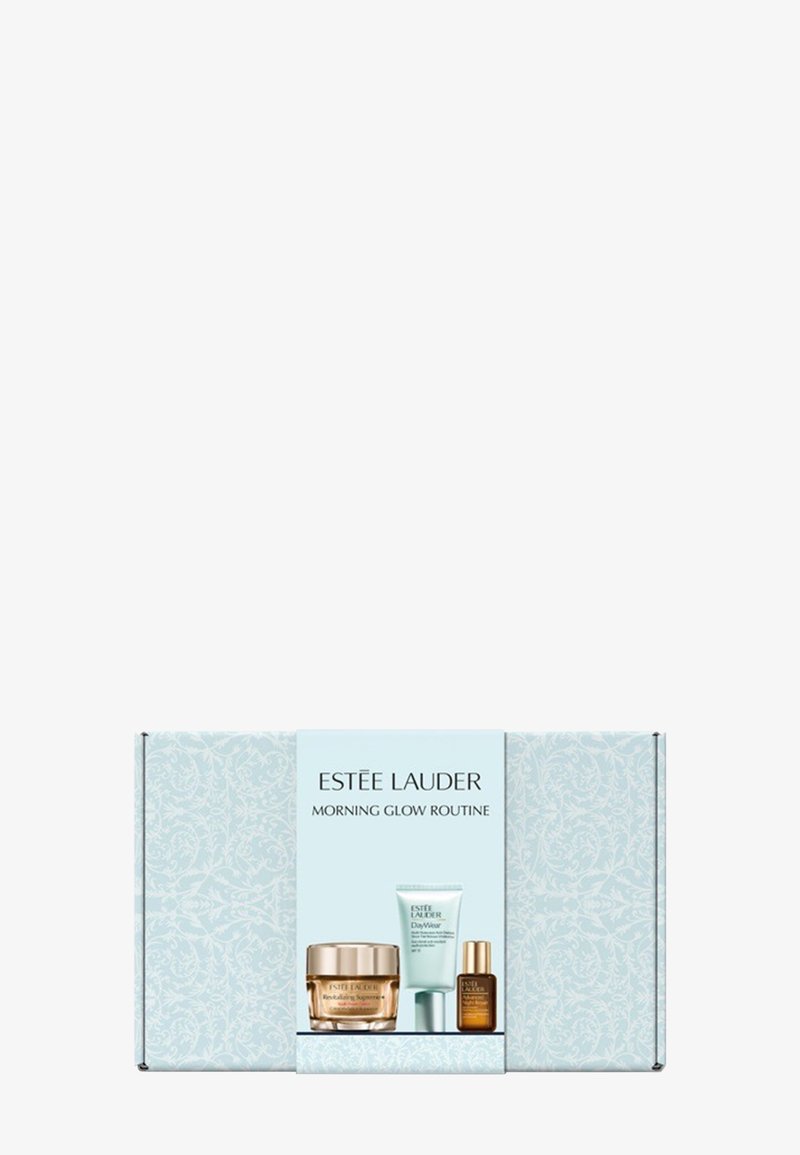 Estee Lauder Morning Glow-rutinens förpackning har en ljusblå blommönsterdesign och visar tre hudvårdsprodukter med gulddetaljer.