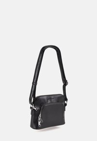 Borsa in pelle nera di forma rettangolare, con un vano principale con zip e una tasca frontale. Texture liscia, tracolla regolabile.