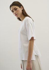 Karen by Simonsen PORTER - Lihtne T-särk - bright white