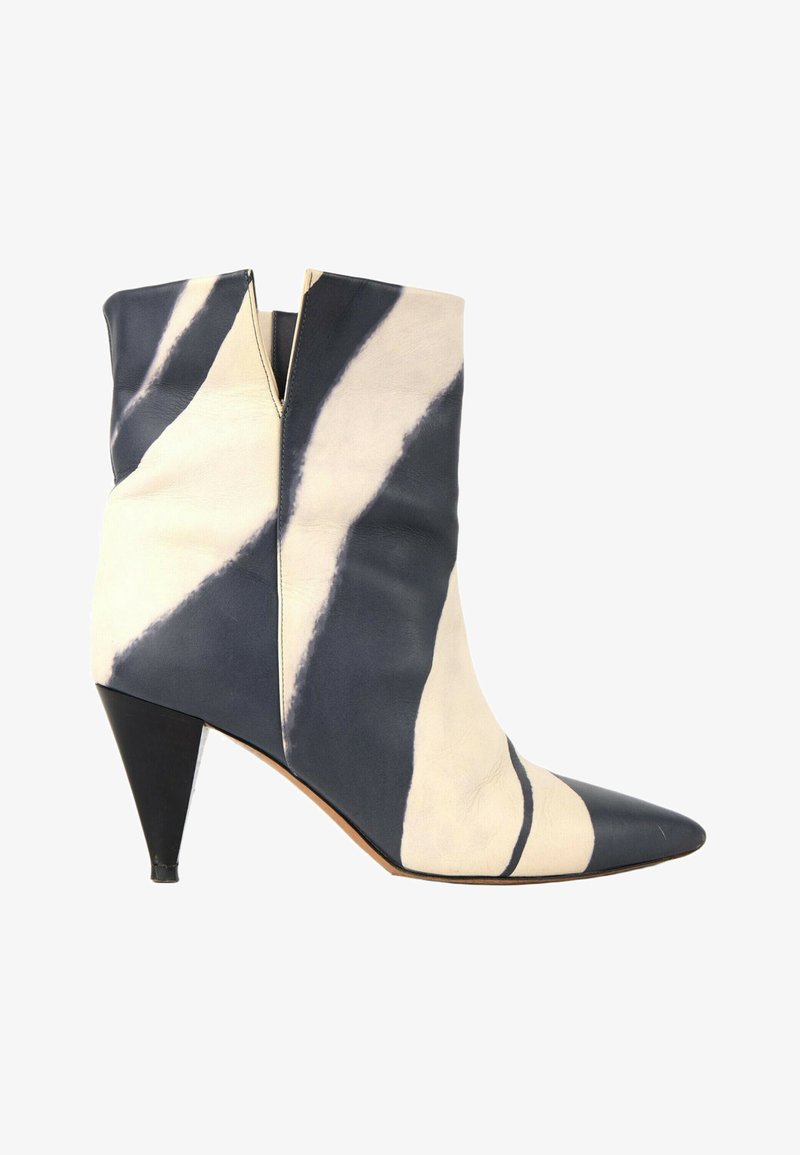 Botte en cuir montant à la cheville avec un bout pointu, motif ondulé noir et crème, et un talon noir effilé de hauteur moyenne.