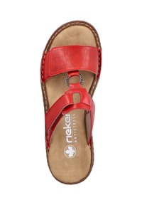 Sandales rouges avec deux bretelles réglables, dotées d'un dessus texturé et d'un accent métallique circulaire. Doublure intérieure douce avec la marque "Antistress".