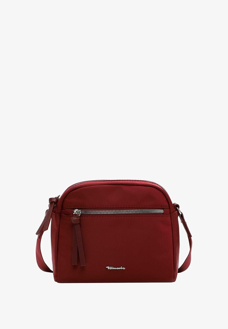 Borsa a tracolla rossa in nylon con forma arrotondata. Presenta una tasca anteriore con zip, dettagli in pelle e tracolla regolabile. Dettaglio logo argento visibile.