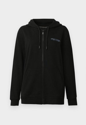Zwarte rits-hoodie van zachte stof, met een capuchon, kangoeroezakken en een blauw geborduurd logo op de linkerborst.