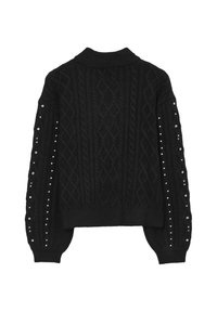 Schwarzer Kabelstrickpullover mit Strassverzierungen entlang der Ärmel sowie gerippten Manschetten und Kragen, von hinten gezeigt.