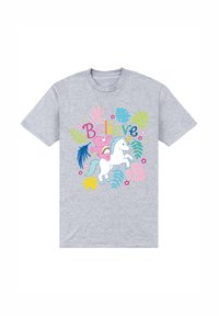Camiseta gris de manga corta con un gráfico colorido de un unicornio y un oso, con el texto "Cree" rodeado de patrones florales.
