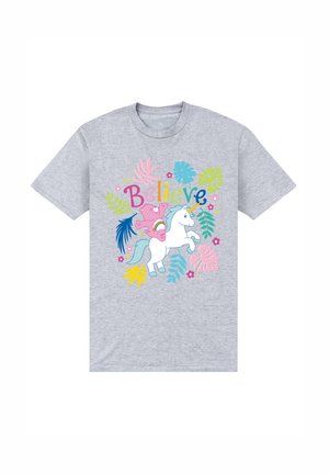 Camiseta gris de manga corta con un gráfico colorido de un unicornio y un oso, con el texto "Cree" rodeado de patrones florales.