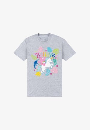Szary T-shirt z krótkim rękawem z kolorową grafiką przedstawiającą jednorożca i niedźwiedzia, z napisem "Uwierz" otoczonym wzorami kwiatowymi.