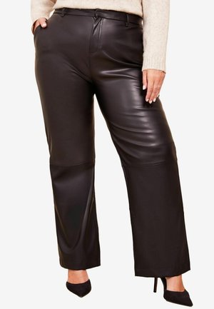 Pantaloni evazați din piele ecologică neagră cu o textură netedă, buzunare frontale și talie ajustată. Prezintă un sistem de închidere cu fermoar și buton.