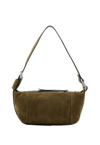 Bolso de ante verde oliva con forma curva, que cuenta con una correa de cuero negro y detalles en cremallera plateada. Textura suave y diseño minimalista.