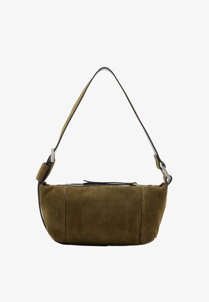 Bolso de ante verde oliva con forma curva, que cuenta con una correa de cuero negro y detalles en cremallera plateada. Textura suave y diseño minimalista.