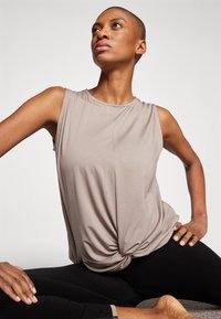 Yogasearcher TWISTED - Top - cacao