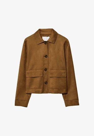 Veste courte en daim marron avec un col pointu, deux poches avant et des boutons arrondis. Texture lisse et design structuré.