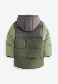 Chaqueta tipo abrigo con capucha desmontable, que presenta un diseño en bloques de color en verde oliva y gris, textura acolchada y mangas cortas.
