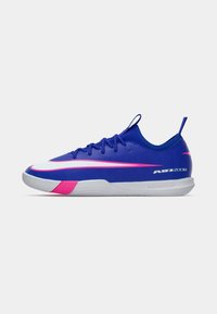 Modré sportovní boty Nike Air Zoom s bílými a růžovými akcenty, nízký střih a strukturovaná bílá podrážka na jednoduchém pozadí.