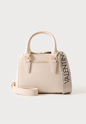 Petit sac à main beige Valentino avec anses structurées, logo doré sur le devant et bandoulière en tissu beige avec texte Valentino noir.