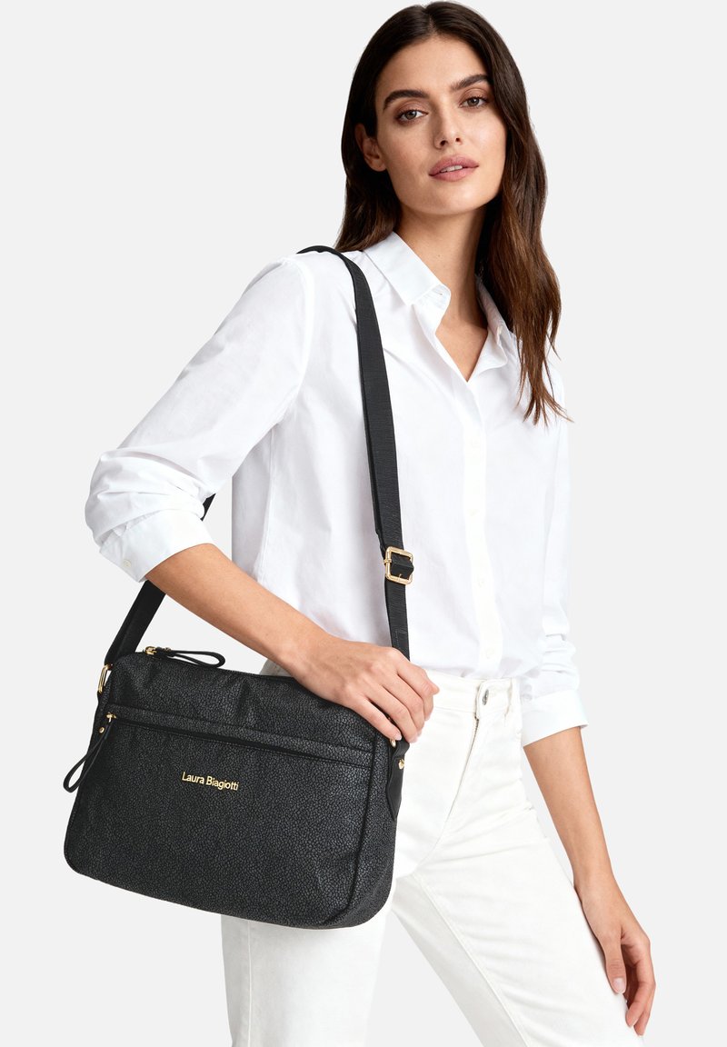 Borsa a tracolla in pelle nera con effetto testurizzato, dotata di tracolla regolabile e dettagli in oro. Presenta una tasca frontale con cerniera e un logo in rilievo.