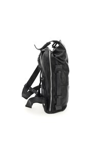 Mochila negra de cuero con correas ajustables, cierre de cremallera, bolsillos laterales y herrajes resistentes. Superficie texturizada con una forma cilíndrica elegante.