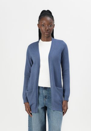 Cardigan en tricot bleu avec une ouverture à l'avant, des manches longues et deux poches avant. Doté d'un ourlet et de poignets côtelés, fabriqué à partir d'un tissu doux.