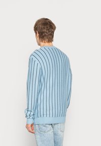 Karl Kani PINSTRIPE  CARDIGAN UNISEX - Džemperis - light blue