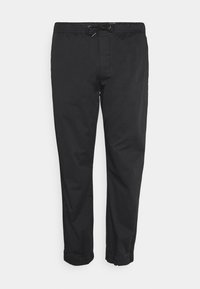 Zwarte lichtgewicht broek met een elastische tailleband en trekkoord. Manchetvoeten en een gladde textuur. Eenvoudig, strak ontwerp zonder patronen.