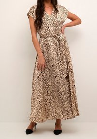 Maxi šaty s leopardím potiskem v béžové a hnědé barvě, se zavinovacím designem, krátkými rukávy a páskem na zavázání v pase pro nastavitelný střih.
