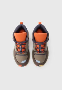 Καφέ και γκρι αθλητικά παπούτσια με πορτοκαλί λεπτομέρειες, επάνω μέρος από δίχτυ, υφασμα με υφή, ενισχυμένη μύτη και ελαφριά σόλα από καουτσούκ.