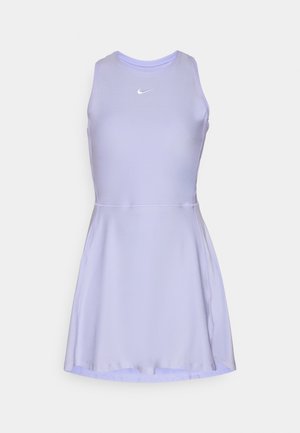 Svetlo vijolična atletska obleka iz raztegljive tkanine. Ima prilegajoč zgornji del, razširjen krilo in majhen bel logotip na prsih.