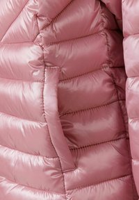 Rosa pufferjacka med en glänsande, slät yta. Har horisontell quiltning och en sidoficka, som betonar en mjuk, lätt design.
