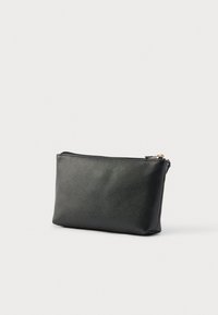 Pochette texturée noire en matériau synthétique, avec une fermeture éclair et une forme rectangulaire mince. Présente un motif géométrique subtil.