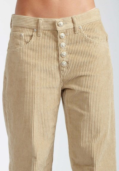 Pantaloni in corduroy beige con vita alta, chiusura a cinque bottoni e texture a righe verticali con tasche laterali.