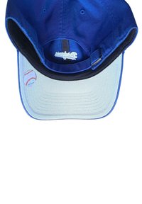 Blaue Baseballmütze von innen betrachtet, mit verstellbarem Riemen und einem Aufkleber mit einem Baseballsymbol auf der Unterseite des Schirms.