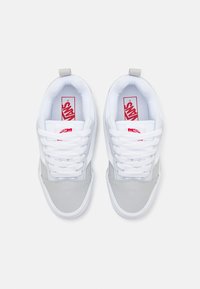 Graue und weiße Sneaker mit glatter Oberfläche, ausgestattet mit einer Schnürung, einem gepolsterten Kragen und einem roten Vans-Logo auf der Zunge.