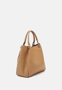 Sac à main en cuir marron clair avec une forme structurée, deux poignées supérieures, des accessoires en métal doré et des accents noirs subtils le long des bords.