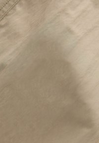 Material bej, ușor, cu o textură netedă. Umbră subtilă și ușoare variații de culoare, indicând un material moale și durabil.